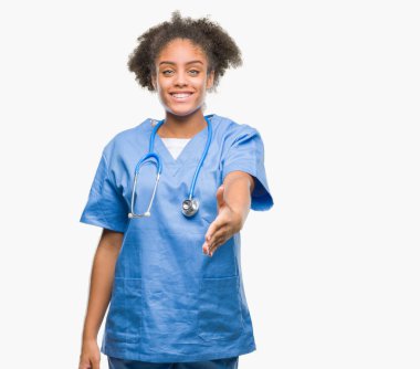 Genç afro Amerikalı doktor kadın dostu sunan el sıkışma tebrik ve davet edici olarak gülümseyen izole arka plan yüzünden. Başarılı iş.