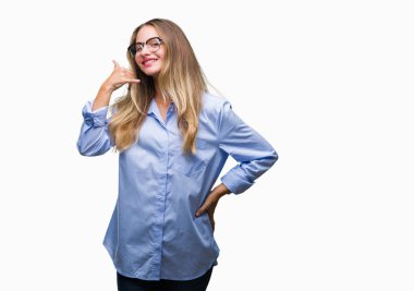 Genç güzel sarışın iş kadını yapıyor gülümseyen izole arka plan üzerinde gözlük telefon hareketi ile el ve parmak telefonda konuşuyor gibi. Kavramları iletişim.