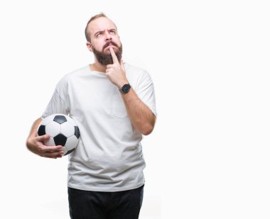 İzole arka plan ciddi bir yüz düşünme hakkında soru, çok karışık bir fikir üzerinde futbol futbol topu tutan genç beyaz hipster adam