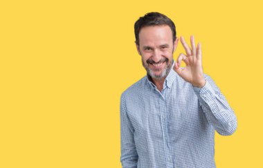 Gülümseyen izole arka plan üzerinde yakışıklı orta yaş zarif komuta sizde el ve parmaklar ok işaretiyle yapıyor olumlu. Başarılı ifade.