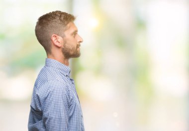 Tarafına, seyir izole arka plan üzerinde beyaz t-shirt giyen genç yakışıklı adam sakin ol kendine güvenen gülümseme ile doğal yüz pozuyla profili.