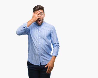 Mahcup ifadeyle parmaklarımın arasından seyir izole arka yüz ve gözler el ile kapsayan şok bakmak genç yakışıklı adam.