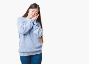 Uyku yorgun hayal ve ellerle birlikte poz ile kapalı gözler gülümseyen izole arka plan üzerinde Genç Çinli kadın.