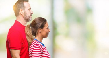 Orta yaş İspanyol çift aşık izole arka tarafına, seyir üzerinde dinlenmek doğal yüz emin gülümseme ile pozuyla profil.