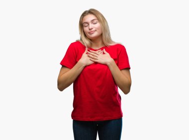 Eller genç beyaz kadın ile gülümseyen izole arka plan üzerinde kapalı gözler ve yüzünde minnettar jest ile göğüs üzerinde. Sağlık kavramı.