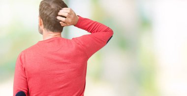 Yakışıklı orta yaş ağarmış komuta sizde izole arka plan geriye düşünme hakkında şüphe ile baş taraftan üzerinde kış kazak giyiyor