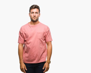 Yakışıklı delikanlı yüzünde ciddi bir ifade ile izole arka plan üzerinde. Basit ve doğal kameraya bakıyor.