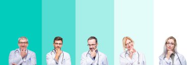 Kolaj grup stetoskop ile kameraya kendine güvenen arıyorsunuz renkli izole arka plan üzerinde giyen Doktor insan çapraz silahlarla gülümseme ve üzerinde yükseltilmiş çene el. Pozitif düşünce.