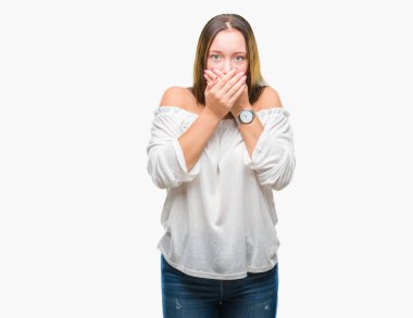Genç beyaz güzel kadın izole arka plan ağız hata için elleriyle kapsayan şok yüzünden. Gizli kavramı.