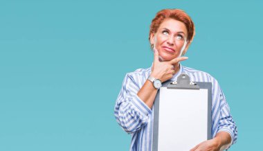 Üst düzey beyaz iş kadın holding Pano izole arka plan ciddi bir yüz düşünme hakkında soru, çok karışık bir fikir üzerinde