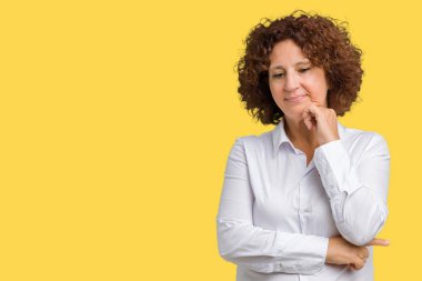 Çene düşünme hakkında soru, dalgın ifade üzerine el ile izole arka plan güzel orta ager üst düzey businees kadın. Düşünceli yüzüyle gülümsüyor. Şüphe kavramı.