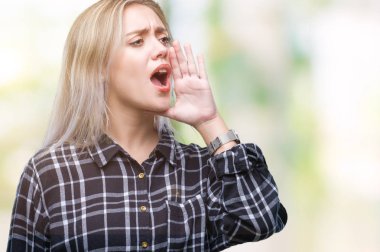 Genç Sarışın kadın bağırarak ve ağzı üzerinde el ile yan için çığlık izole arka plan yüzünden. İletişim kavramı.