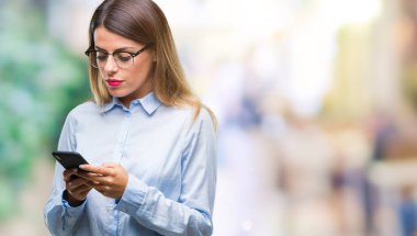 Genç güzel iş kadın manifatura mesaj Smartphone acımak yüz ciddi düşünüyorum üstünde kendine güvenen bir ifade ile izole arka plan üzerinde kullanma