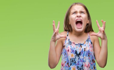 Çılgın ve kızgın bağırarak ve agresif ifade ve silah kaldırdı bağırmaya izole arka plan üzerinde renkli elbise genç güzel kız. Hayal kırıklığı kavramı.