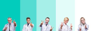 Kolaj grup zafer işareti yapıyor parmak gösterilen kamera seyir gülümseyen renkli izole arka plan üzerinde stetoskop giyen Doktor insan. İki numaralı.