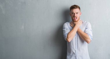 Genç redhead iş adamı gri grunge üzerinde duvar bağırarak ve çünkü boğmak acı kendi ellerimle öldürürüm. Sağlık sorunu. Yaralarından ve intihar kavramı.