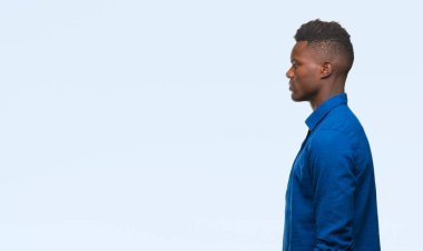 İzole arka tarafına, arayan genç Afro-Amerikan adam sakin ol kendine güvenen gülümseme ile doğal yüz pozuyla profili.