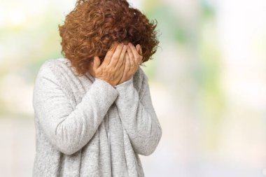 Güzel orta ager üst düzey kadın üzerine ceket ve gözlük takıyor arka plan üzgün ifade yüz eller ile ağlayarak süre kapsayan ile izole. Depresyon kavramı.