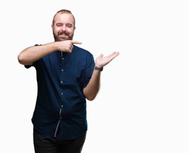 Genç beyaz hipster adam üzerinden hayran ve el ile sunulması ve parmak ile işaret ederken kameraya gülümseyen izole arka plan.