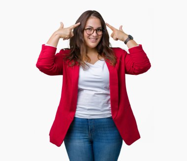 Artı boyutu genç iş kadını zarif ceket ve gözlük izole arka plan üzerinde giyen güzel her ikisi ile baş gösteren gülen eller parmak, harika bir fikir ya da düşünce, iyi hafıza