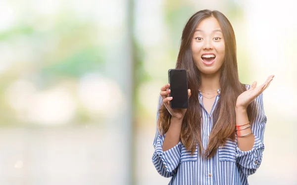 Fiatal Ázsiai Üres Képernyő Smartphone Bemutató Során Elszigetelt Háttér Nagyon — Stock Fotó