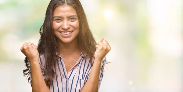 Jeune Belle Femme Arabe Sur Fond Isolé Célébrant Surpris Étonnés — Photo