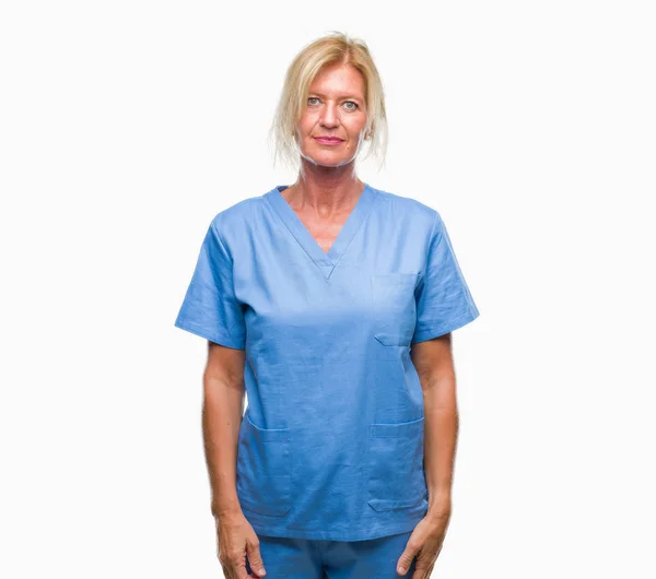 Średnim Wieku Kobieta Blonde Noszenie Lekarz Pielęgniarka Jednolite Białym Tle — Zdjęcie stockowe