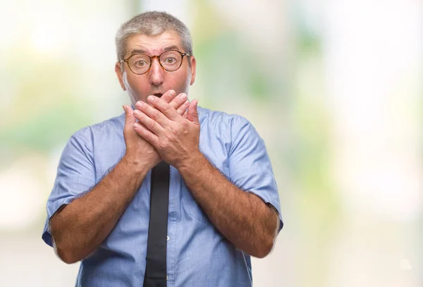 Bello Uomo Affari Anziano Sfondo Isolato Scioccato Copertura Bocca Con — Foto Stock