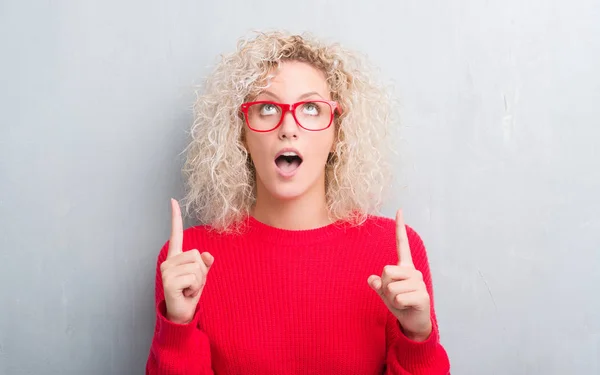 Jonge Blonde Vrouw Met Krullend Haar Grunge Grijze Achtergrond Verbaasd — Stockfoto