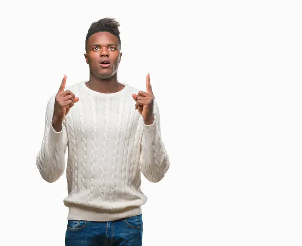 Joven Afroamericano Sobre Fondo Aislado Asombrado Sorprendido Mirando Hacia Arriba — Foto de Stock