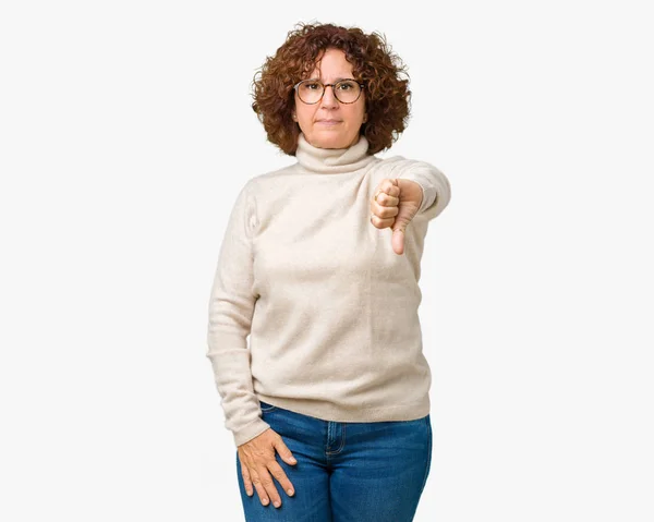 Schöne Seniorin Mittleren Alters Mit Rollkragenpullover Und Brille Über Isoliertem — Stockfoto