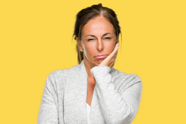 Schöne Erwachsene Frau Mittleren Alters Die Winterpullover Über Isoliertem Hintergrund — Stockfoto