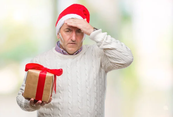 Красивый Пожилой Человек Рождественской Шляпе Подарком Изолированном Фоне Напряженный Рукой — стоковое фото