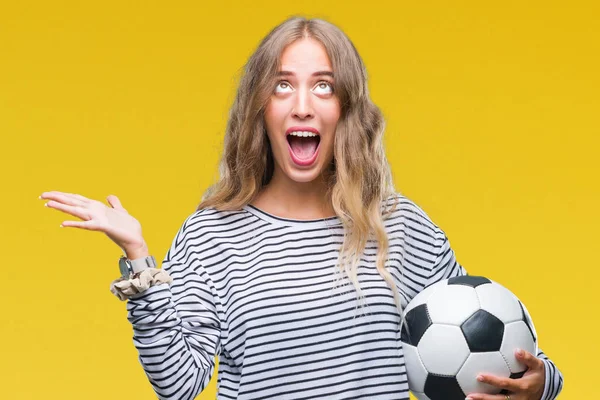 Güzel Genç Sarışın Kadın Futbol Futbol Topu Tutan Kocaman Bir — Stok fotoğraf