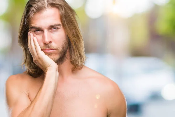 Joven Hombre Guapo Sin Camisa Con Pelo Largo Que Muestra — Foto de Stock