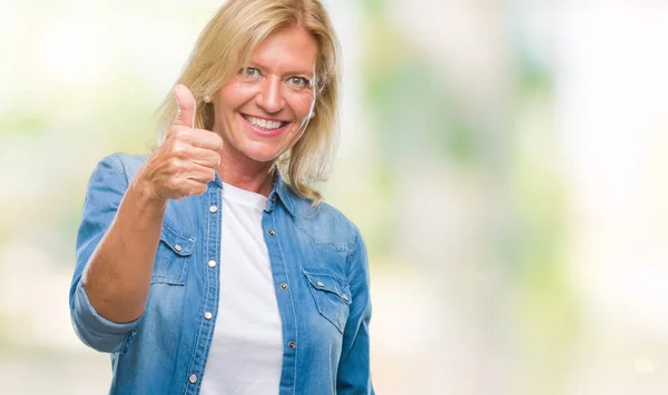 Blonde Frau Mittleren Alters Mit Isoliertem Hintergrund Die Mit Der — Stockfoto
