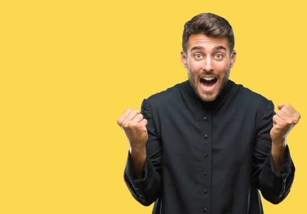 Joven Sacerdote Cristiano Católico Sobre Fondo Aislado Celebrando Sorprendido Sorprendido —  Fotos de Stock