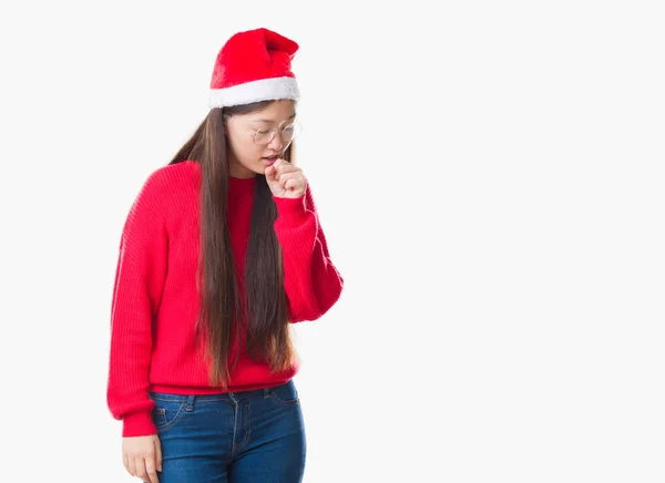年轻的中国妇女在孤立的背景上戴着圣诞帽感到不适和咳嗽作为感冒或支气管炎的症状 医疗理念 — 图库照片