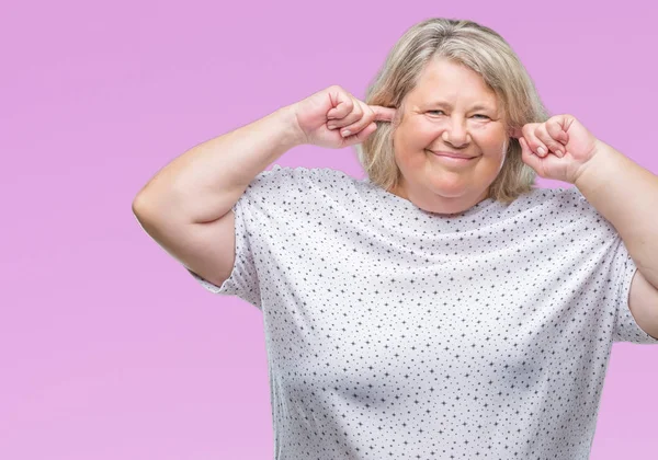 騒々しい音楽のノイズの腹式指で耳を覆う孤立の背景の上のシニア プラスのサイズの白人女性 聴覚障害者の概念 — ストック写真