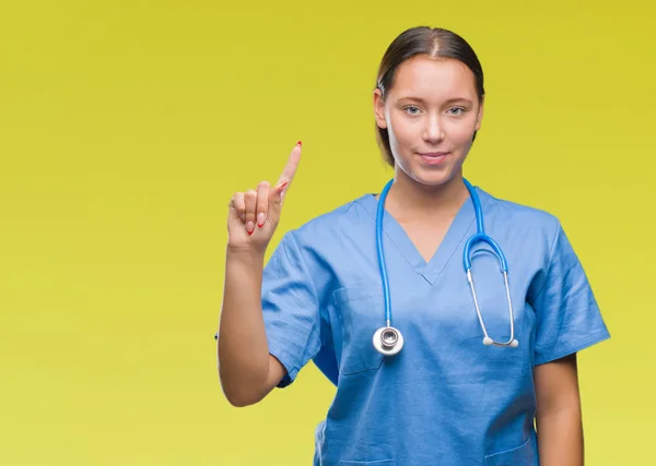 Joven Doctora Caucásica Vistiendo Uniforme Médico Sobre Fondo Aislado Mostrando —  Fotos de Stock