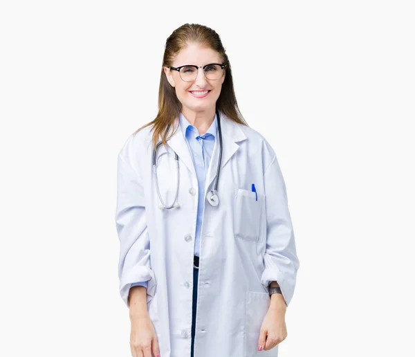 Medioevo Donna Medico Maturo Indossa Cappotto Medico Sfondo Isolato Ammiccando — Foto Stock