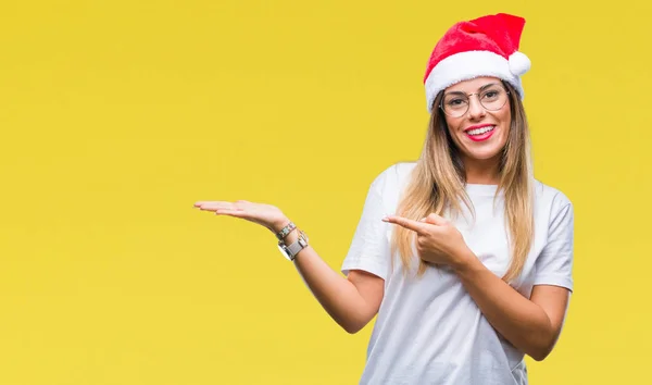 Joven Hermosa Mujer Con Sombrero Navidad Sobre Fondo Aislado Sorprendido —  Fotos de Stock