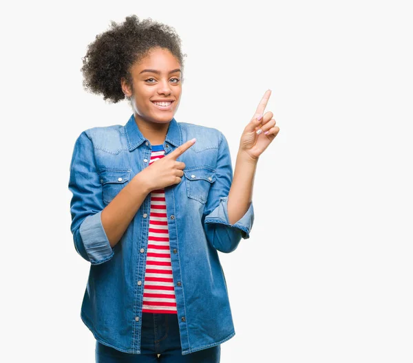 Unga Afro Amerikansk Kvinna Över Isolerade Bakgrund Leende Och Tittar — Stockfoto