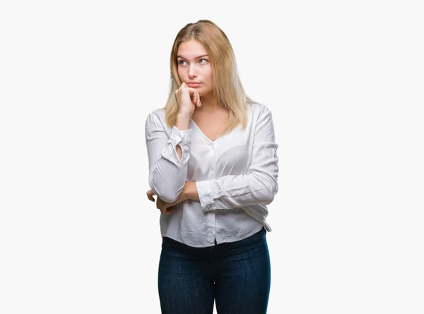 Young Caucasian Woman Isolated Background Hand Chin Thinking Question Pensive — Stock Photo, Image