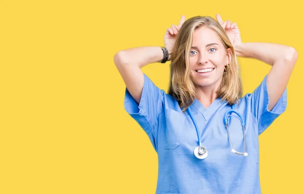 Hermosa Joven Doctora Vistiendo Uniforme Médico Sobre Fondo Aislado Posando —  Fotos de Stock