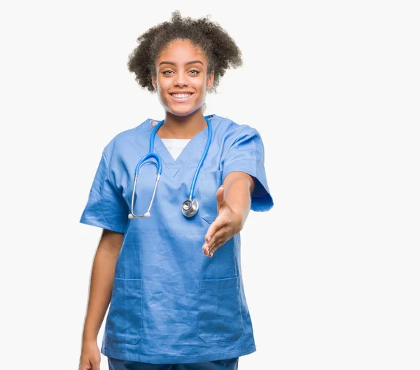 Joven Mujer Médica Afroamericana Sobre Fondo Aislado Sonriendo Amistoso Ofreciendo — Foto de Stock