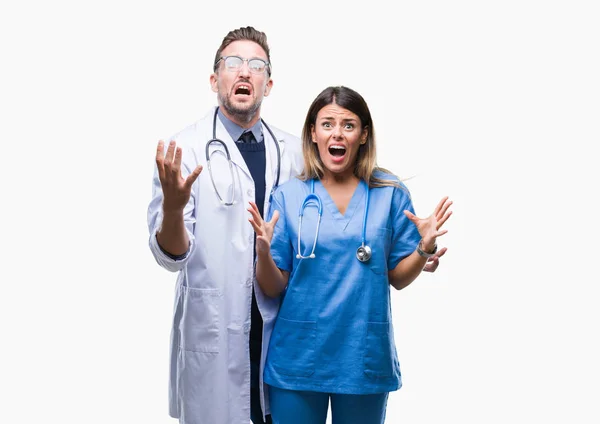 Junges Ärztepaar Und Chirurg Mit Isoliertem Hintergrund Verrückt Und Verrückt — Stockfoto