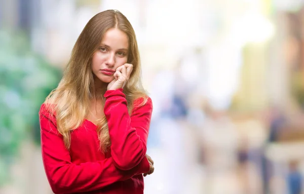 疲れていて 組んだ腕のうつ病問題にうんざりして孤立した背景を考えての上赤いセーターを着ている若い美しいブロンドの女性 — ストック写真