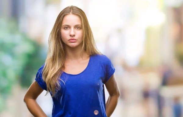 Unga Vackra Blonda Kvinnan Över Isolerade Bakgrund Med Allvarliga Uttryck — Stockfoto