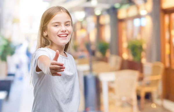 年轻美丽的女孩在孤立的背景微笑友好提供握手作为问候和欢迎 成功的企业 — 图库照片